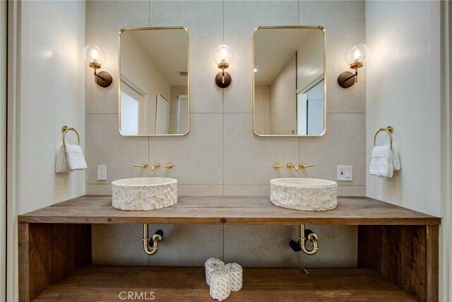 bathroom featuring vanity and decorative backsplash