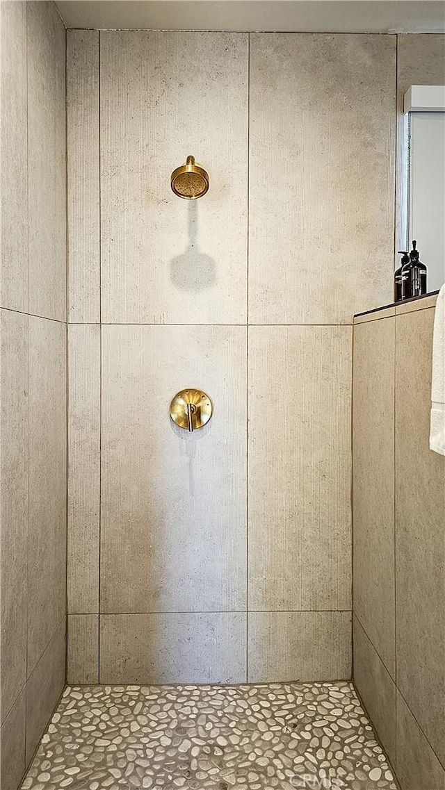 bathroom featuring tiled shower