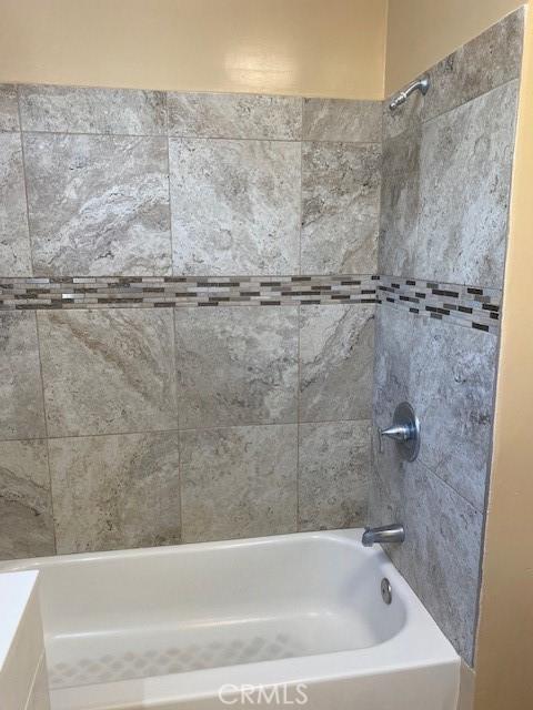 bathroom featuring tiled shower / bath combo