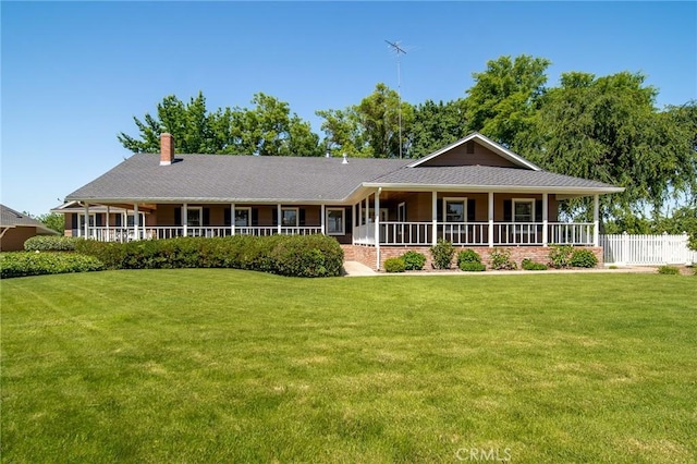 view of front of home featuring a front yard