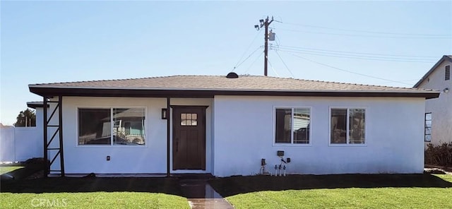 view of front of property featuring a front lawn