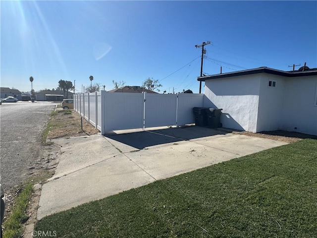 view of side of property featuring a lawn