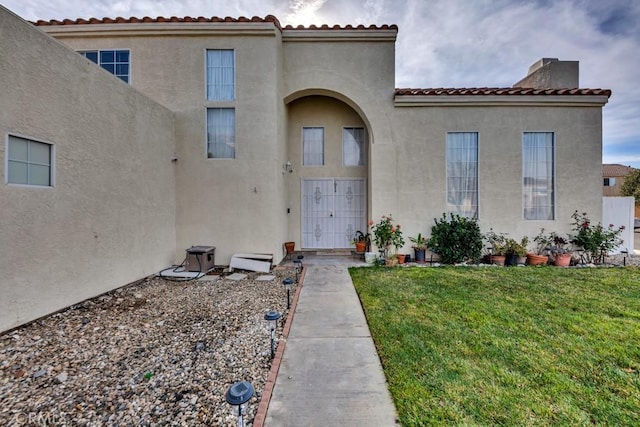 view of front facade with a front lawn