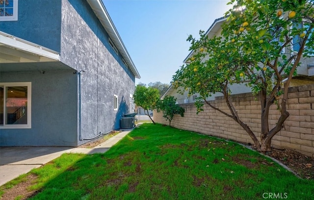 view of yard featuring central AC unit