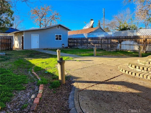 view of yard featuring an outdoor structure