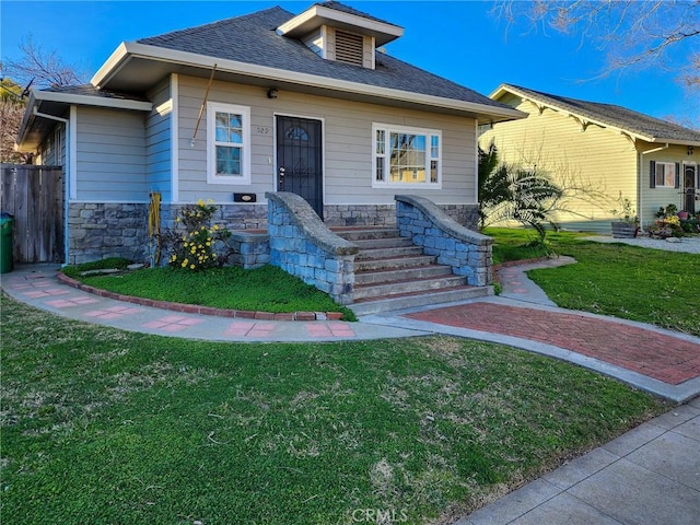 view of front of property featuring a front yard