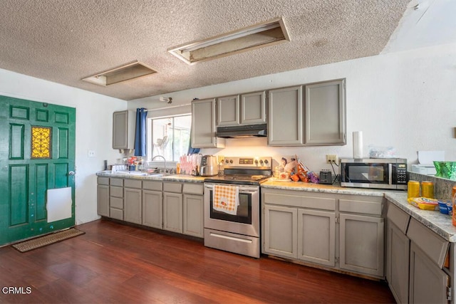 kitchen featuring sink, stainless steel appliances, dark hardwood / wood-style flooring, a textured ceiling, and gray cabinets