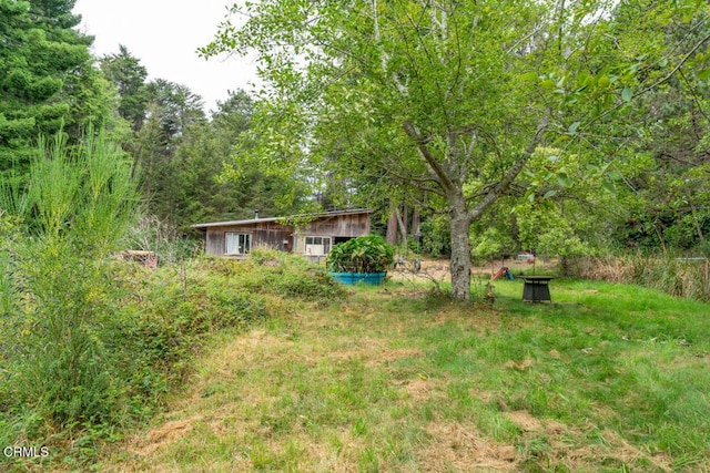 view of yard featuring a forest view