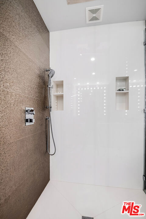 bathroom featuring tiled shower