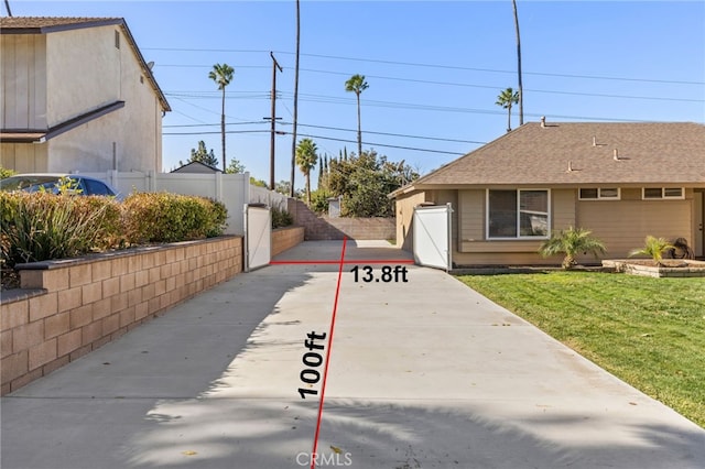 exterior space featuring a front yard