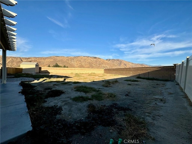 view of yard featuring a mountain view