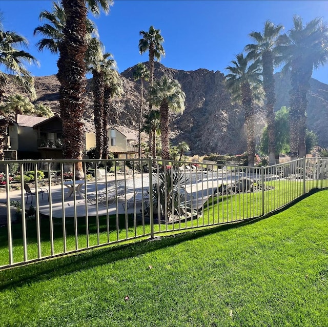 view of yard featuring a mountain view