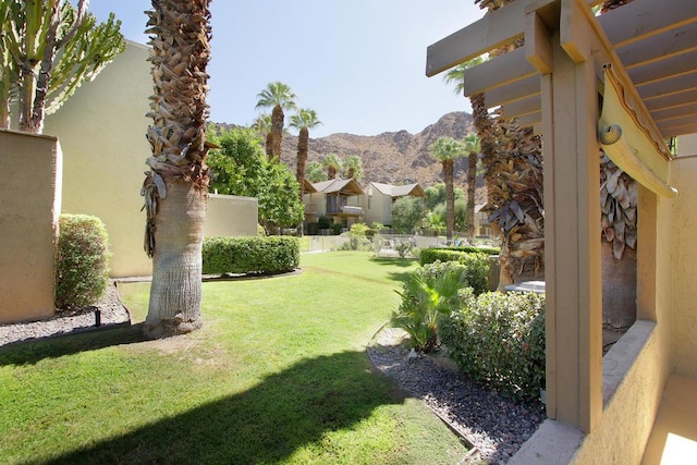 view of yard featuring a mountain view