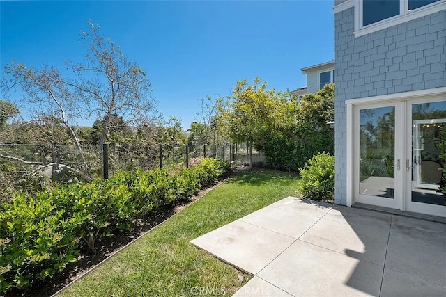 view of yard featuring a patio