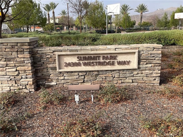 community / neighborhood sign featuring a mountain view