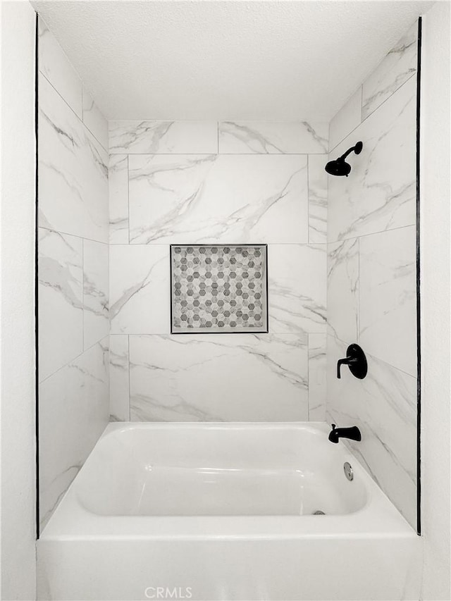 bathroom with tiled shower / bath