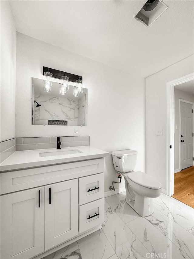 bathroom featuring a shower, vanity, a textured ceiling, and toilet