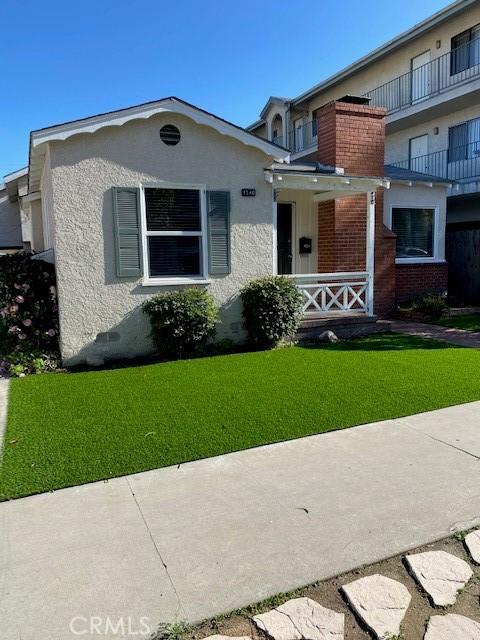 view of front of home with a front lawn