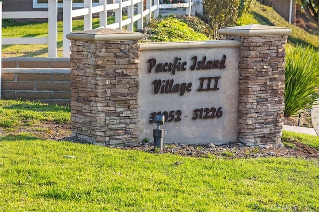 view of community / neighborhood sign