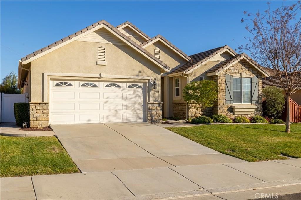 view of front of property featuring a garage and a front yard