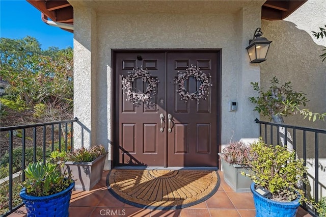 view of exterior entry with stucco siding