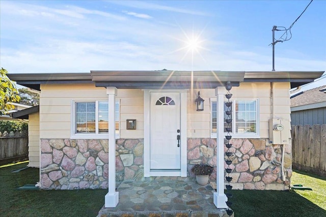 view of front facade with a front yard