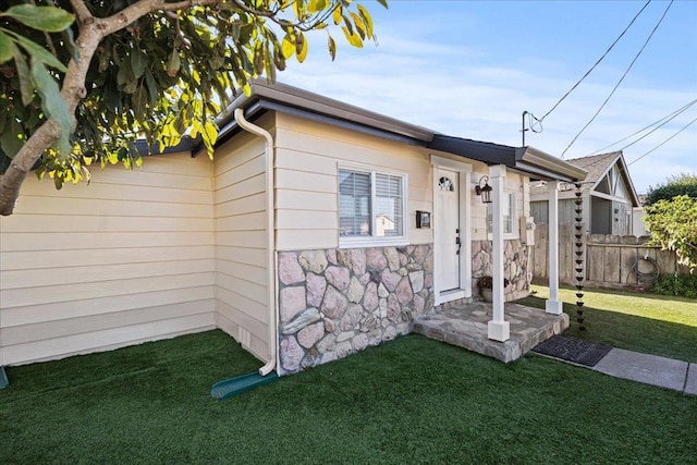 view of front facade featuring a front yard