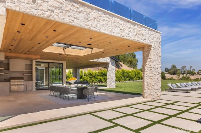 view of patio featuring an outdoor kitchen and area for grilling