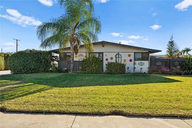 view of front facade featuring a front yard