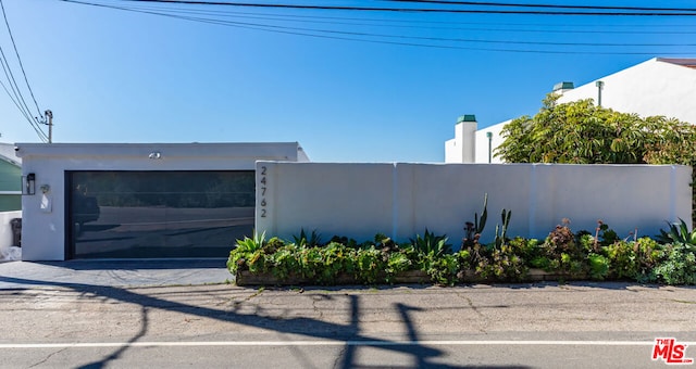 view of front facade featuring a garage