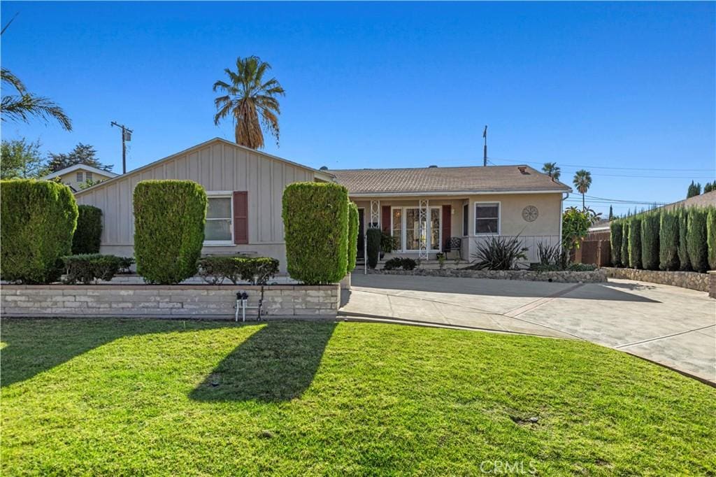 ranch-style house with a front yard