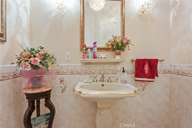 bathroom featuring tile walls