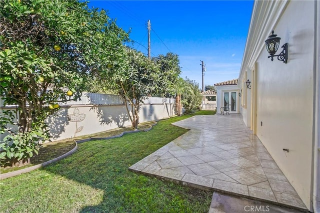 view of yard featuring a patio