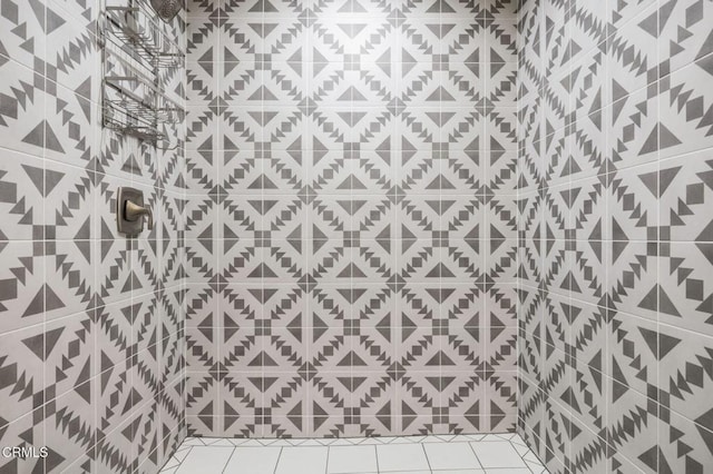 interior details with a tile shower