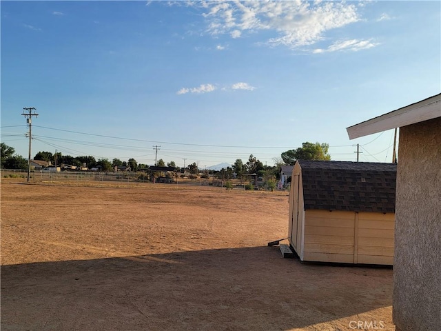 view of yard featuring a shed