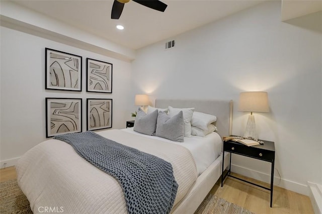 bedroom featuring recessed lighting, visible vents, light wood-style floors, ceiling fan, and baseboards