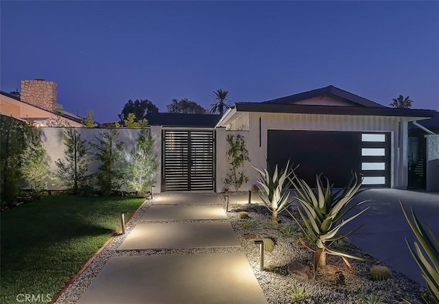 view of front of home featuring a garage and driveway