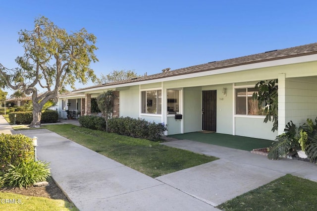 ranch-style house featuring a front yard