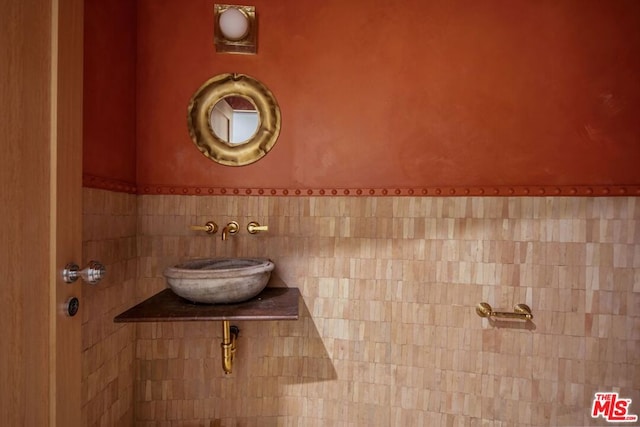 bathroom featuring tile walls