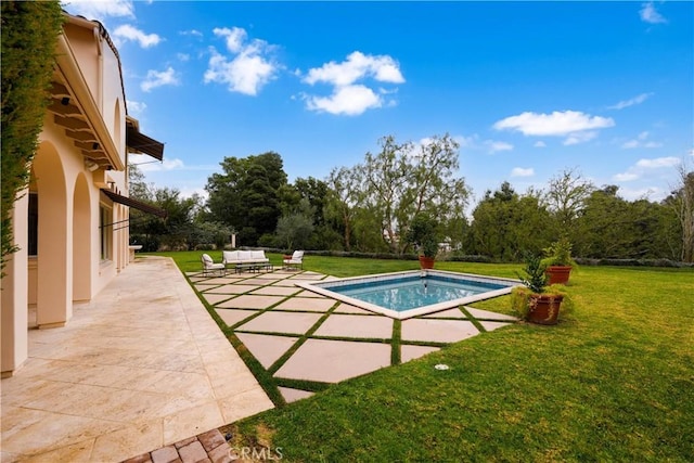 view of swimming pool featuring an outdoor hangout area, a yard, and a patio