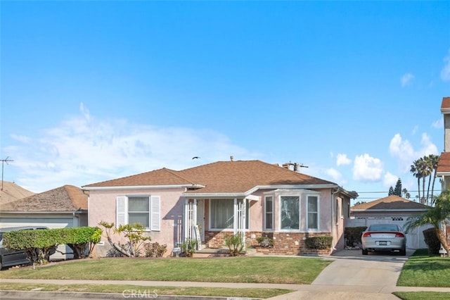 view of front of house featuring a front yard and a garage