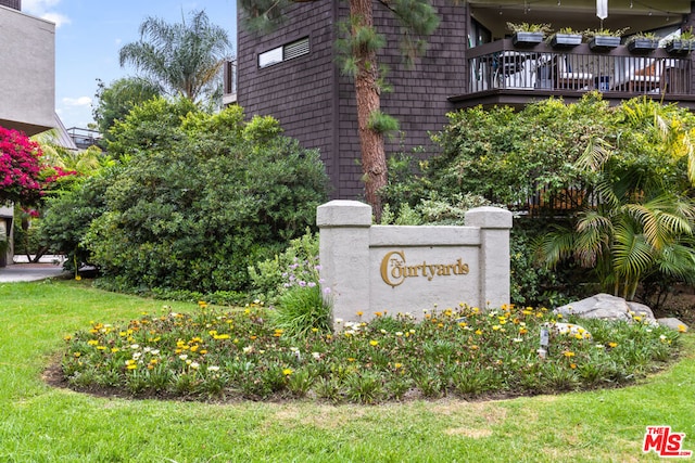 community / neighborhood sign featuring a yard