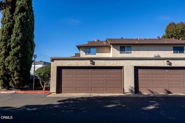 view of front facade featuring a garage and stucco siding