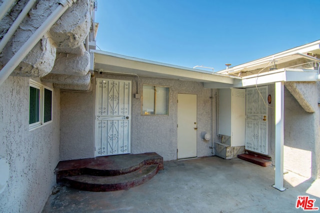 entrance to property featuring a patio