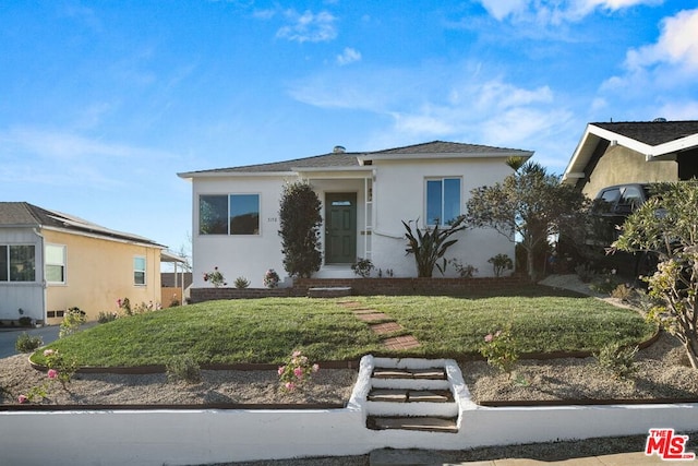 view of front of house featuring a front yard