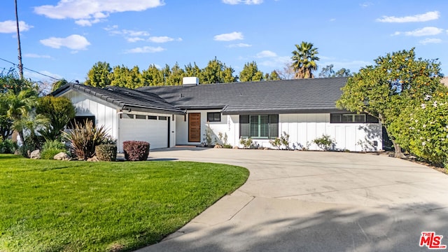 view of front facade featuring a front yard and a garage