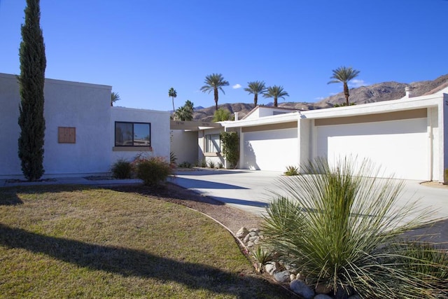 view of front facade featuring a front yard and a garage