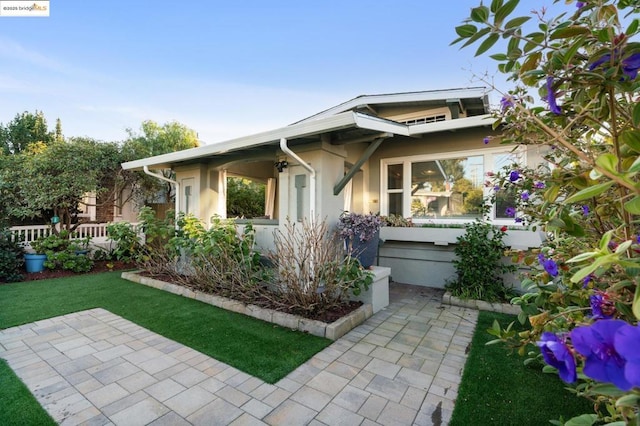 view of front of property featuring a front lawn