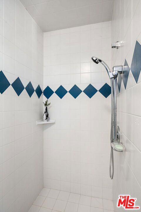 bathroom featuring tiled shower