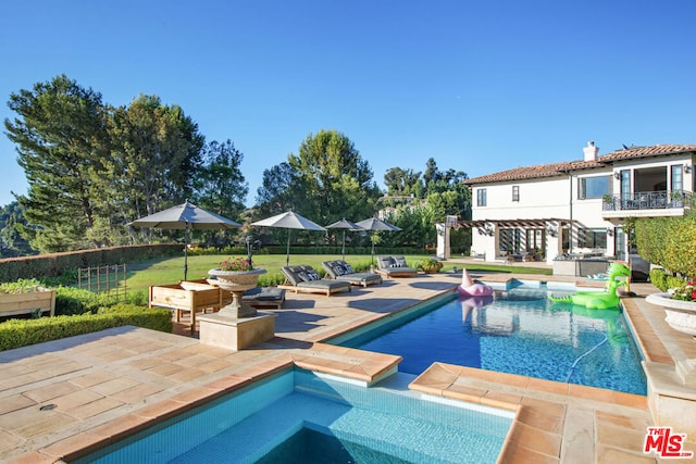 view of pool featuring a pergola, a patio area, a jacuzzi, and a lawn